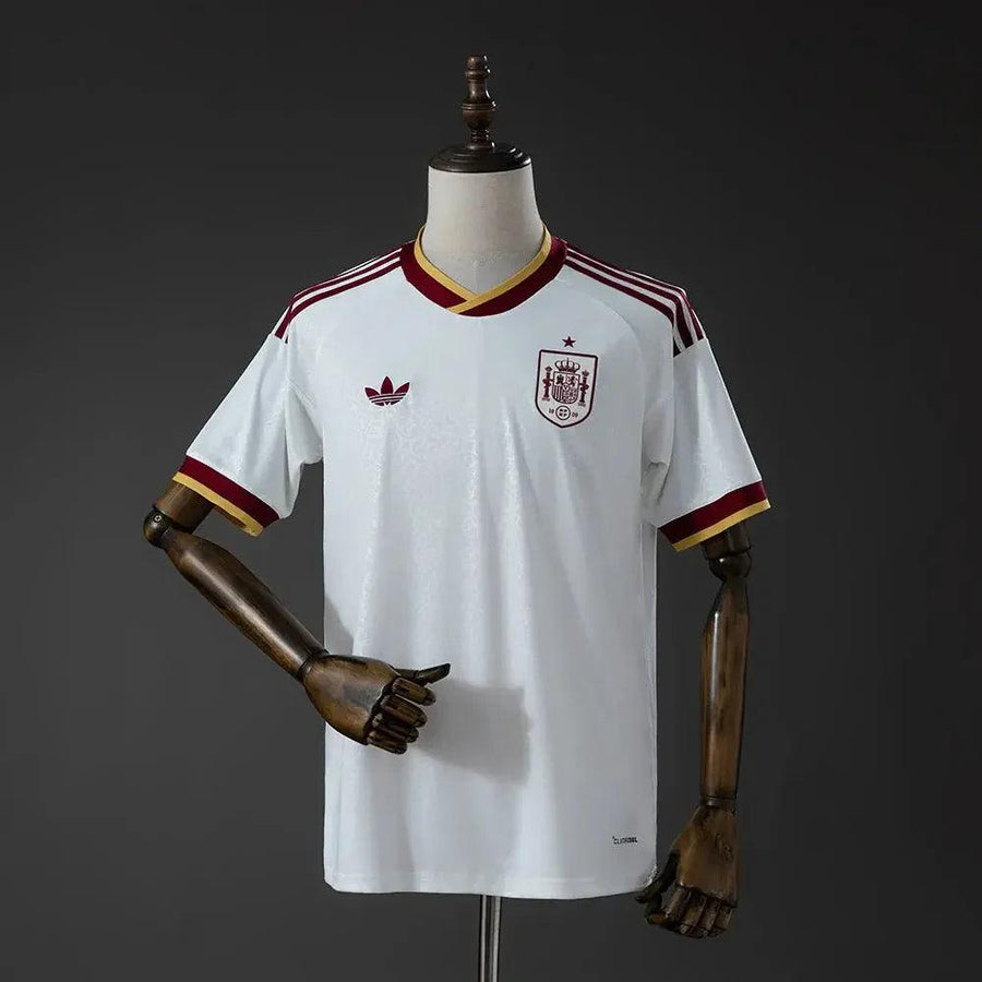 Camiseta de la selección española para Mundial 2026, diseño blanco con detalles rojos y dorados, ideal para fans en Chile.