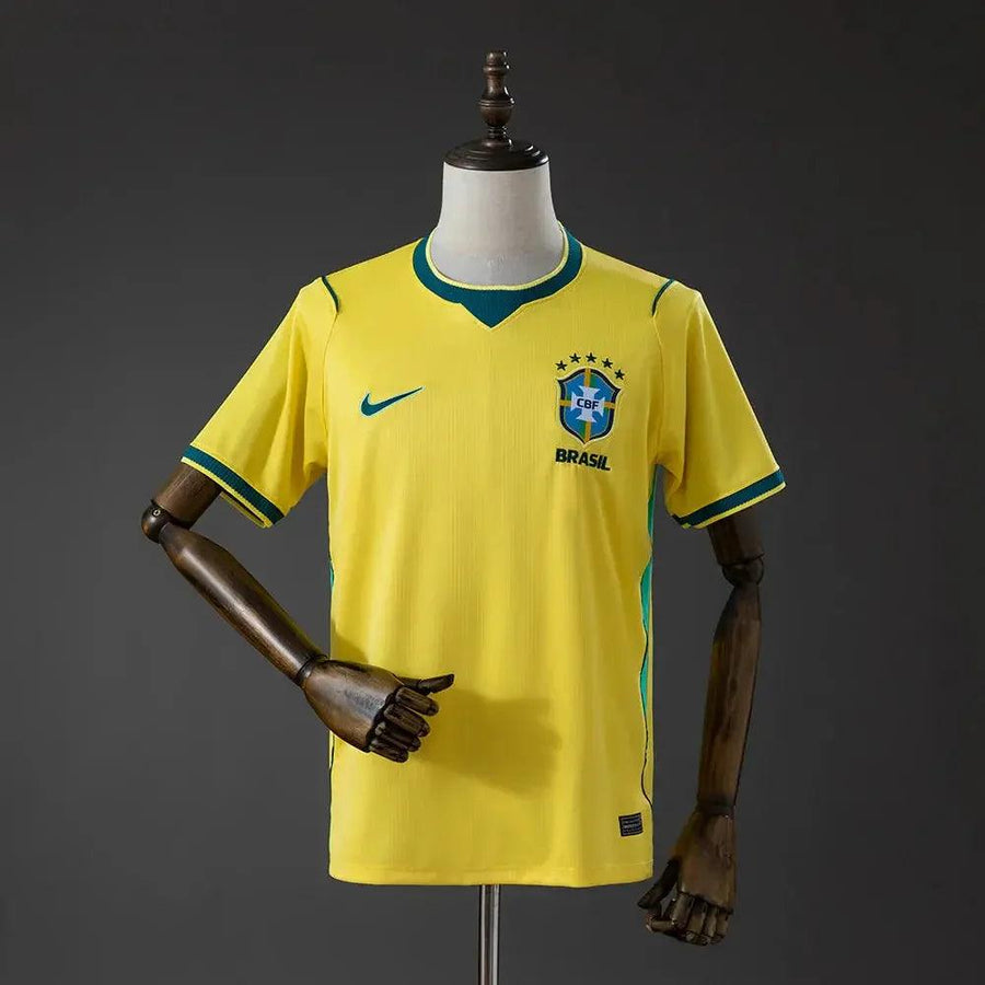Camiseta Brasil amarilla para Mundial 2026, con detalles verdes y logo CBF, ideal para fans en Chile.