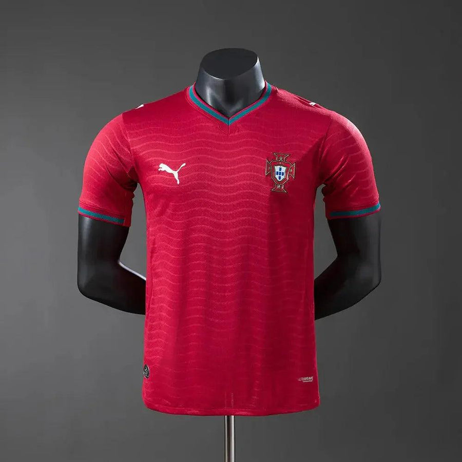 Camiseta roja de la selección de Portugal para Mundial 2026, con escudo y logo Puma, ideal para fans en Chile.