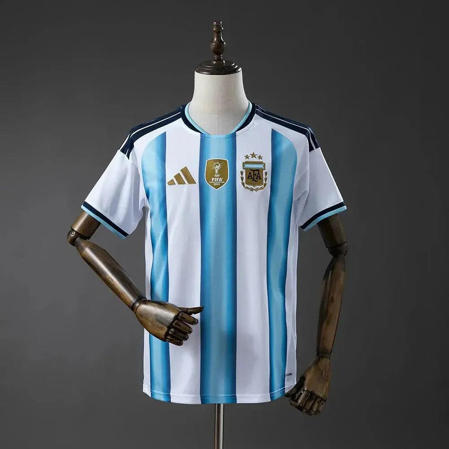 Camiseta Argentina local 2026, rayas celestes y blancas, modelo oficial para Mundial, calidad deportiva en Chile
